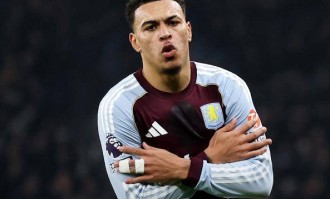 罗杰斯打爆约罗，维拉2-1曼联十连胜造百年神迹，阿莫林赛后绝杀