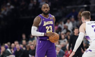 卢卡超级三双不手软 詹姆斯再秀隔扣轻伤不退赛