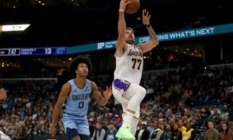 晃飞鞋子！东契奇再演名场面 砍44分紧追一传奇